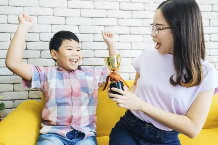 Anak Bukan Piala: Bahaya Kebiasaan Membanding-bandingkan yang Dianggap Biasa