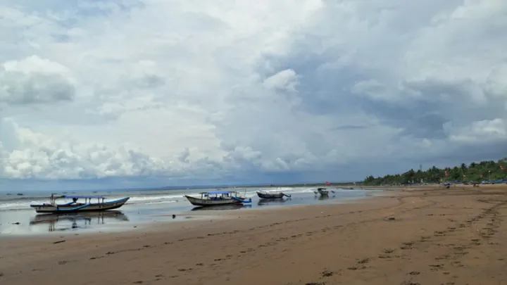 Pak Yuri dan Filosofi ‘Pohon Uang’: 13 Tahun Mengabdi sebagai Pengemudi Ojek Perahu di Pangandaran