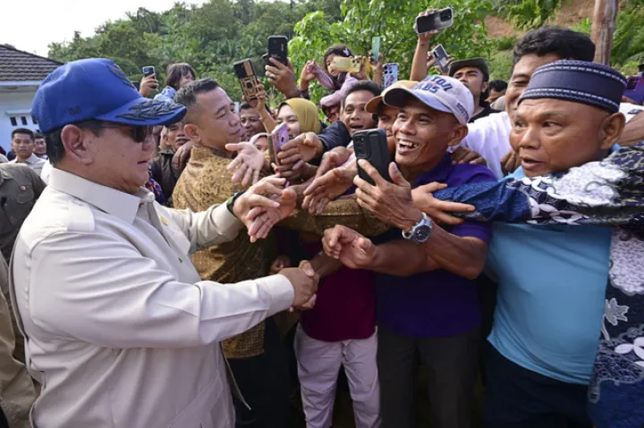 Beragam Momen Prabowo Kunjungi Warga Korban Bencana di Agam dan Padang Pariaman