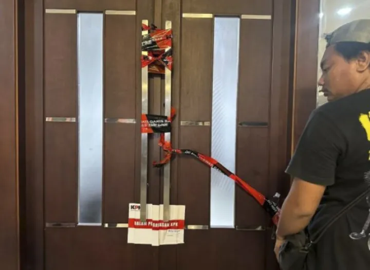 KPK Lakukan Penyegelan Ruang Kerja Bupati Bekasi