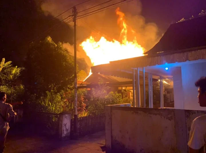 Kebakaran Hanguskan Rumah Tingkat Dua di Jalan Beringin Pontianak