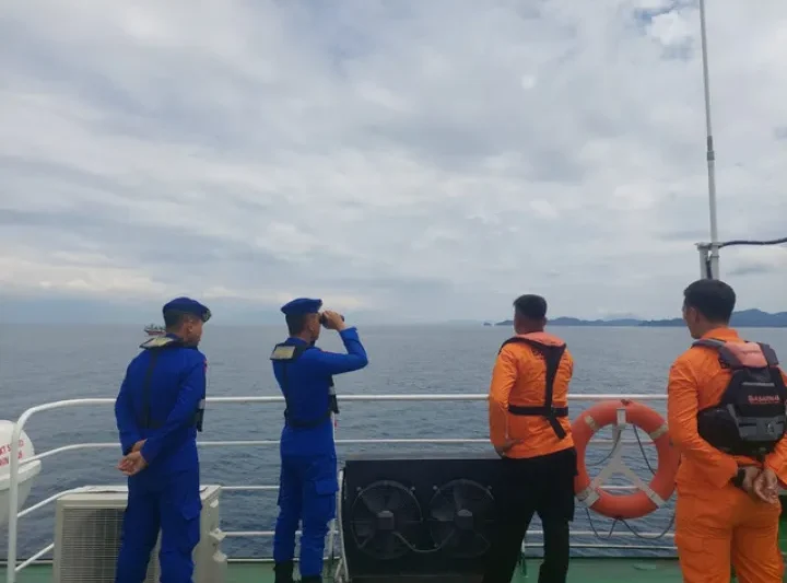 Operasi Evakuasi Kapal Maulana yang Terbakar di Perairan Tanggamus, Delapan ABK Belum Ditemukan