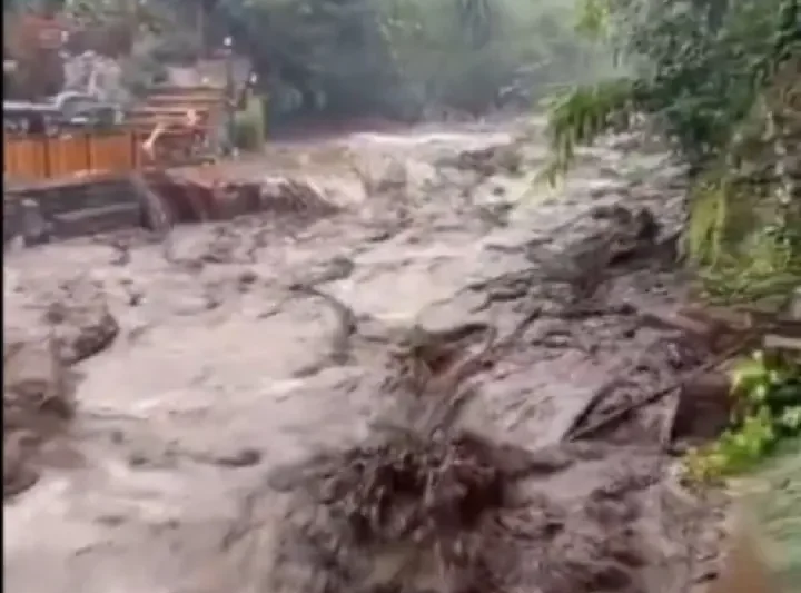 Banjir Bandang Landa Kawasan Wisata Air Panas Guci Tegal, Fasilitas Jembatan dan Pemandian Alami Kerusakan