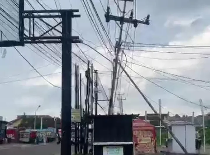 Warga Pesawaran Keluhkan Tiang Listrik Miring yang Berpotensi Bahayakan Keselamatan