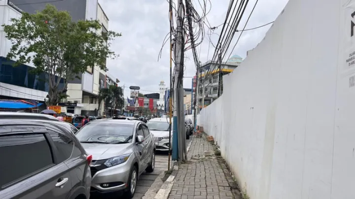 Kondisi Trotoar Benhil: Jalur Sempit Penuh Rintangan dengan Tiang dan Kabel Semrawut