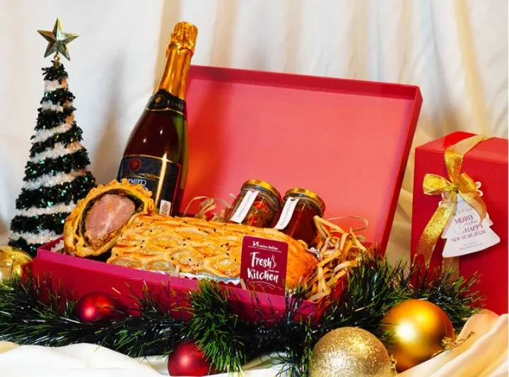 Kreasi Daging Sapi Betutu Berbalut Puff Pastry Jadi Hampers Natal Swiss-Belinn Airport Surabaya