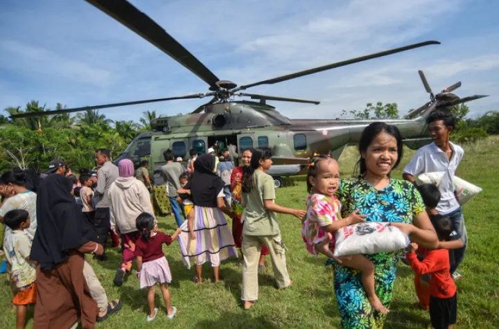 Warga Nagari Ranah Pasisie Sambut Bantuan Logistik dari Helikopter TNI-AU