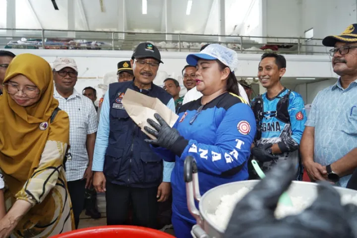 Menteri Sosial Tinjau Operasional Dapur Umum di Sibolga, Jamin Pasokan Makanan untuk Korban Banjir