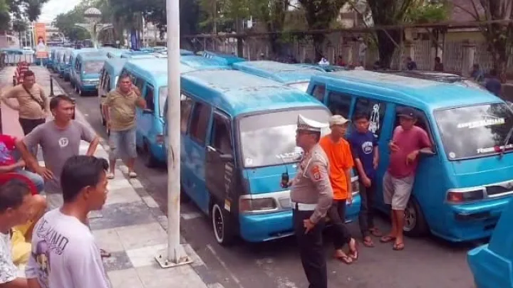 Sopir Mikrolet Pengadang Bus Trans Manado Diamankan Polisi, Dikenakan Tilang dan Pembinaan