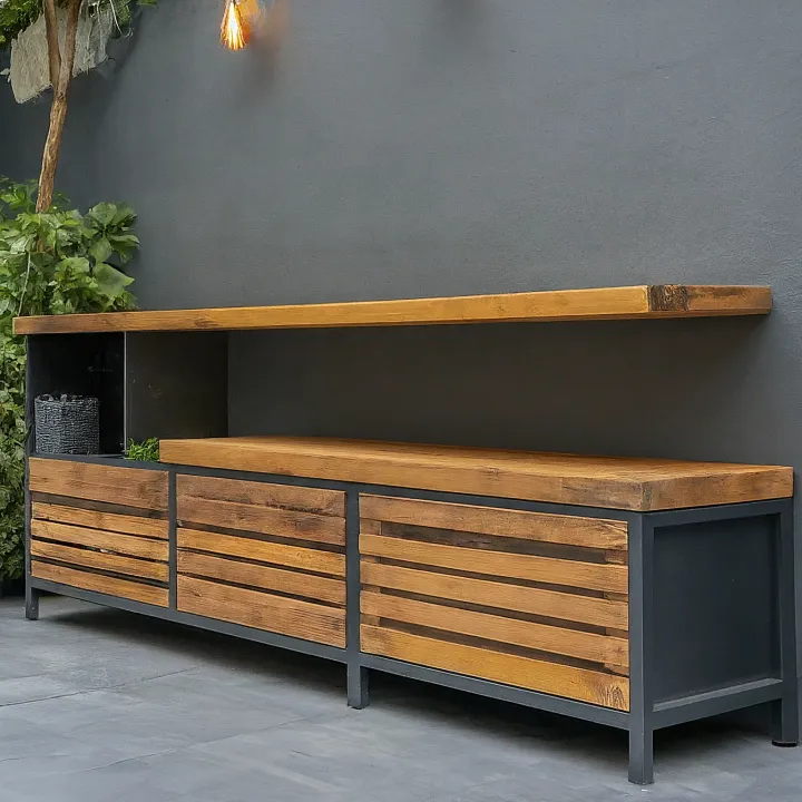 Teras industrial dengan bangku logam kombinasi kayu berpenyimpanan