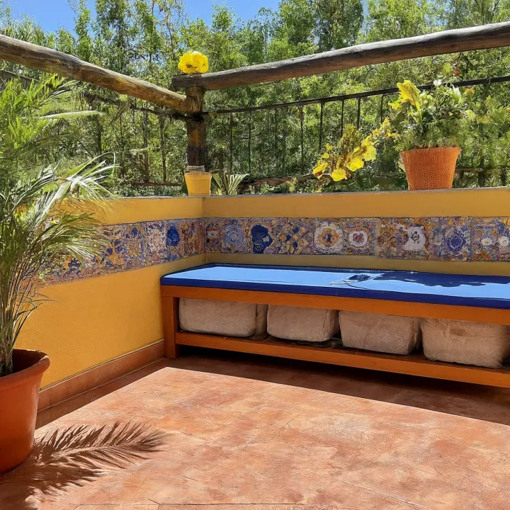 Model teras Mediterania dengan bangku keramik dan ruang simpan