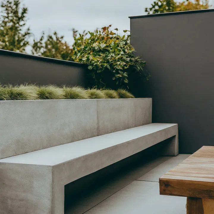 Bangku storage beton modern untuk teras kontemporer