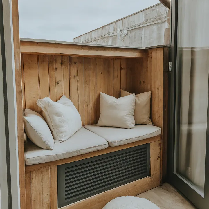 Teras dengan bangku storage bawah jendela