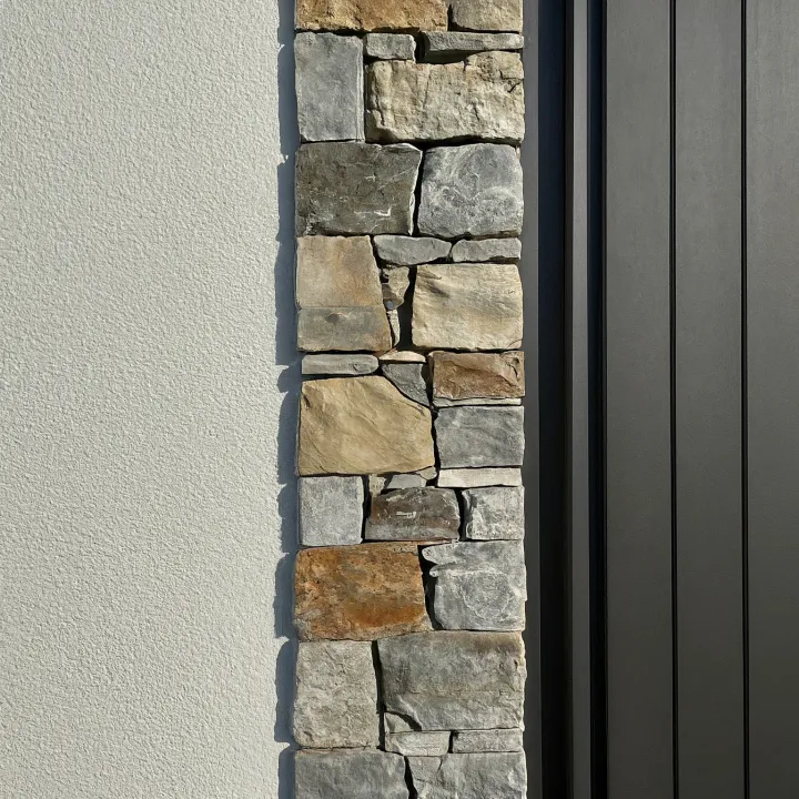 Detail fasad rumah modern menggunakan material batu alam lokal