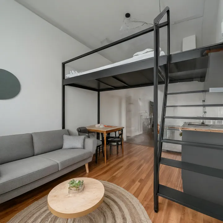 Loft bed sebagai pemisah ruang tidur di apartemen studio